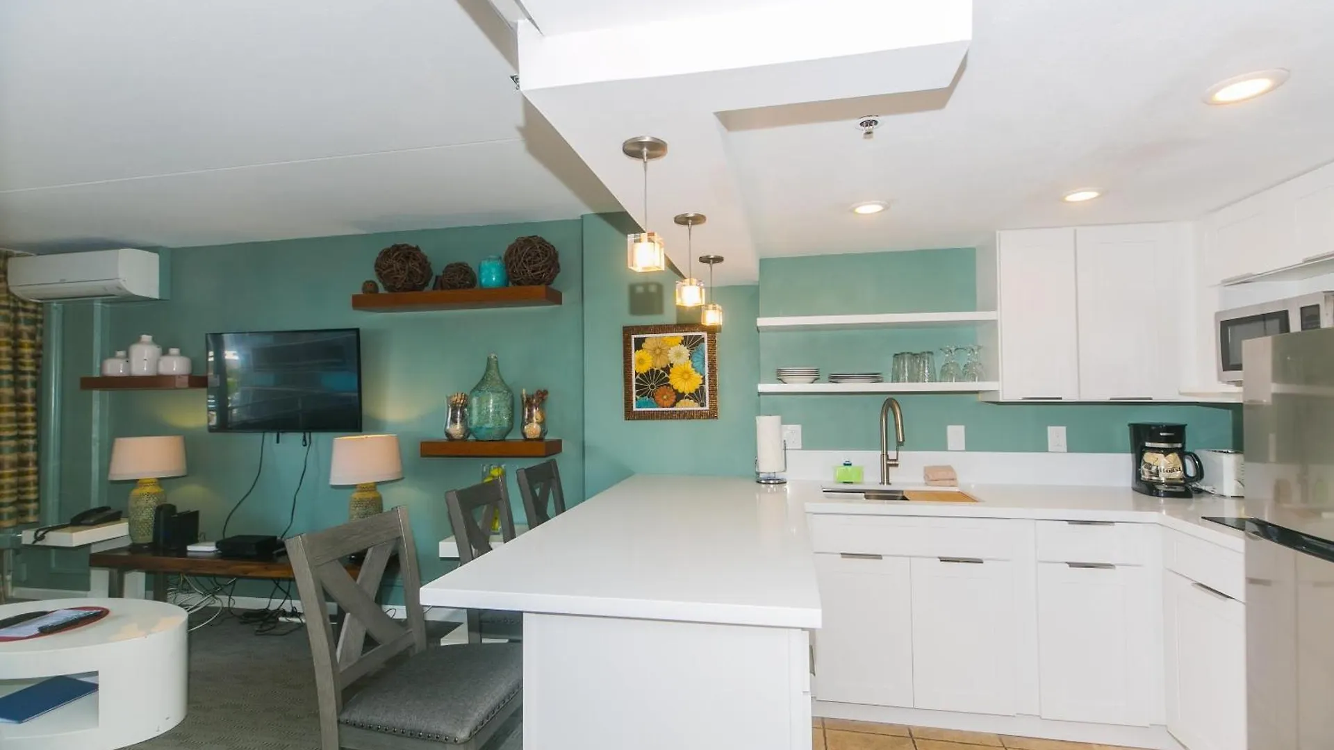 Ilikai Tower 1 Bedroom City View Condos With Private Lanai & Free Wifi! Honolulu 0*,