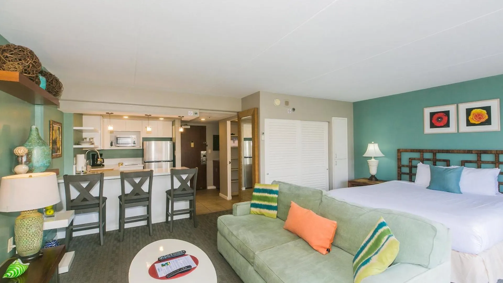 Ilikai Tower 1 Bedroom City View Condos With Private Lanai & Free Wifi! Honolulu
