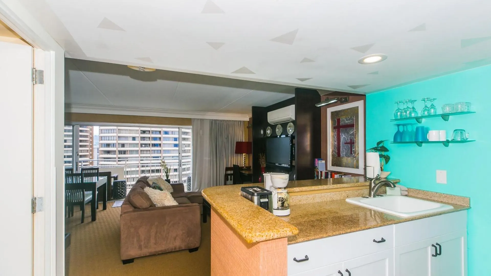 Ilikai Tower 1 Bedroom City View Condos With Private Lanai & Free Wifi! Honolulu