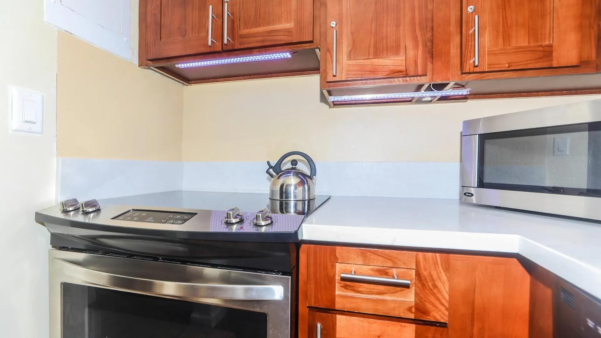 Ilikai Tower 1 Bedroom City View Condos With Private Lanai & Free Wifi! Honolulu Stati Uniti