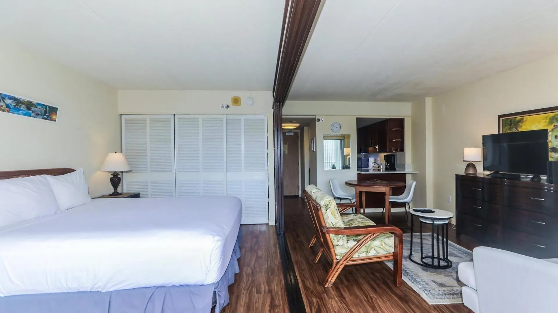 Ilikai Tower 1 Bedroom City View Condos With Private Lanai & Free Wifi! Honolulu
