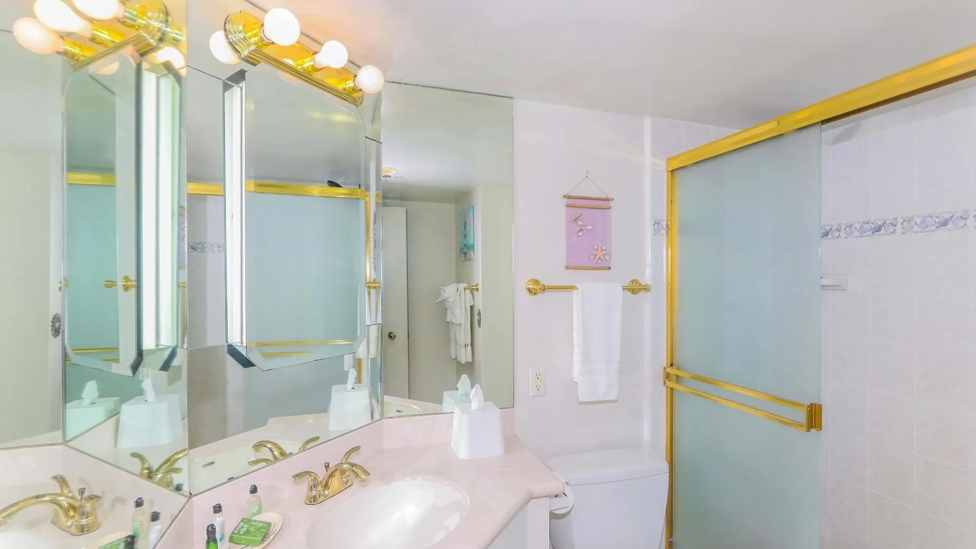 Ilikai Tower 1 Bedroom City View Condos With Private Lanai & Free Wifi! Honolulu